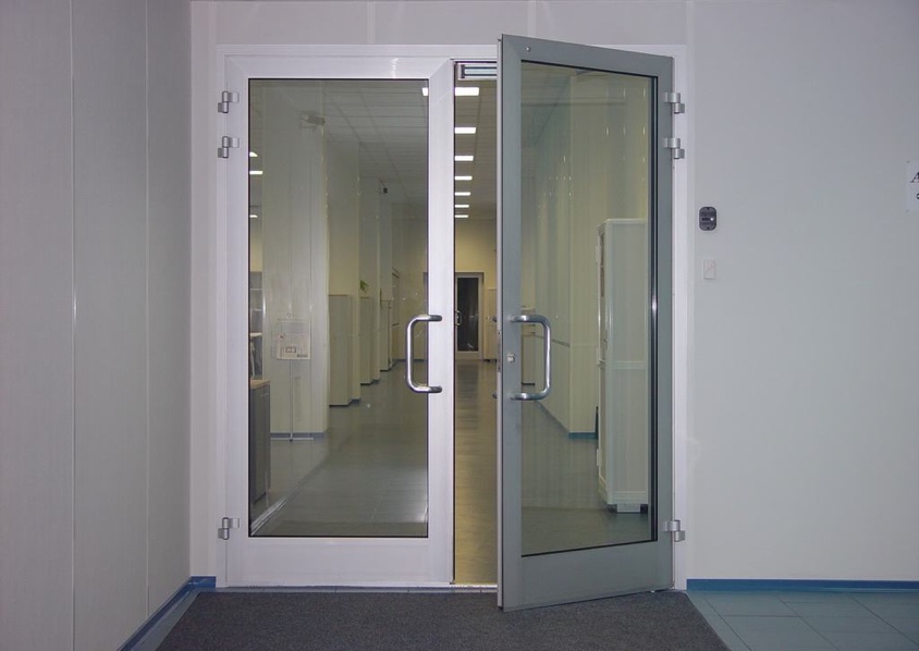 Изготовление и установка внутренней двери из холодного алюминиевого профиля в офисном здании на улице Итыгина