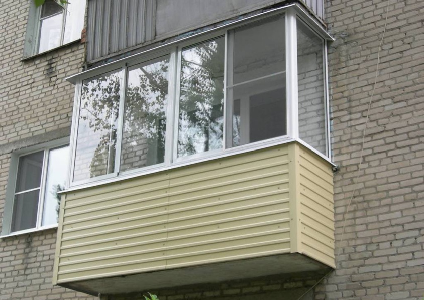 Раздвижные окна из холодного алюминиевого профиля на балконе в многоэтажном доме на улице Кати Перекрещенко