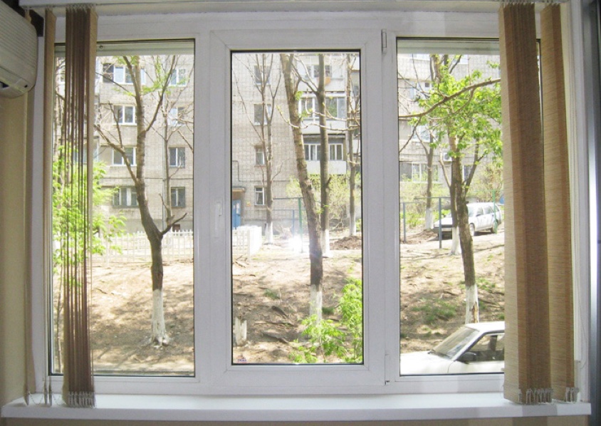Изготовление и установка окна ПВХ с отделкой откосами и подоконником в многоквартирном доме на ул. Комарова